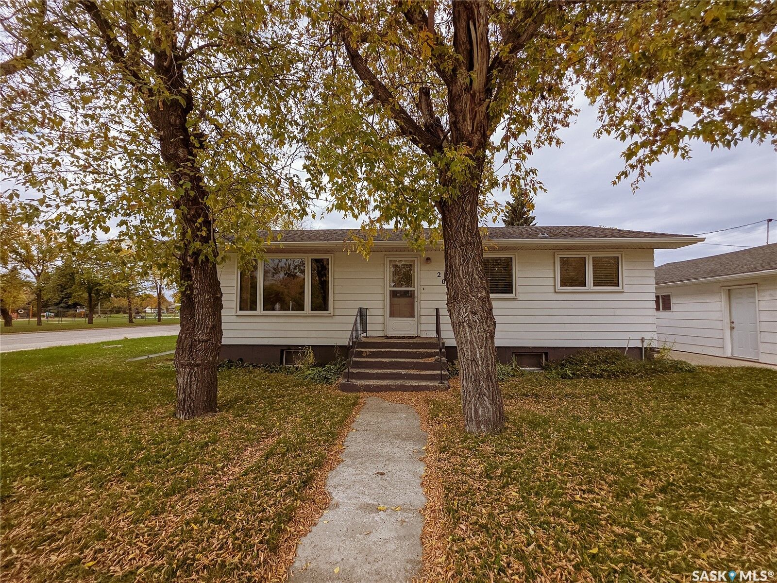 Property Photo:  202 7th Avenue W  SK S0A 2P0 