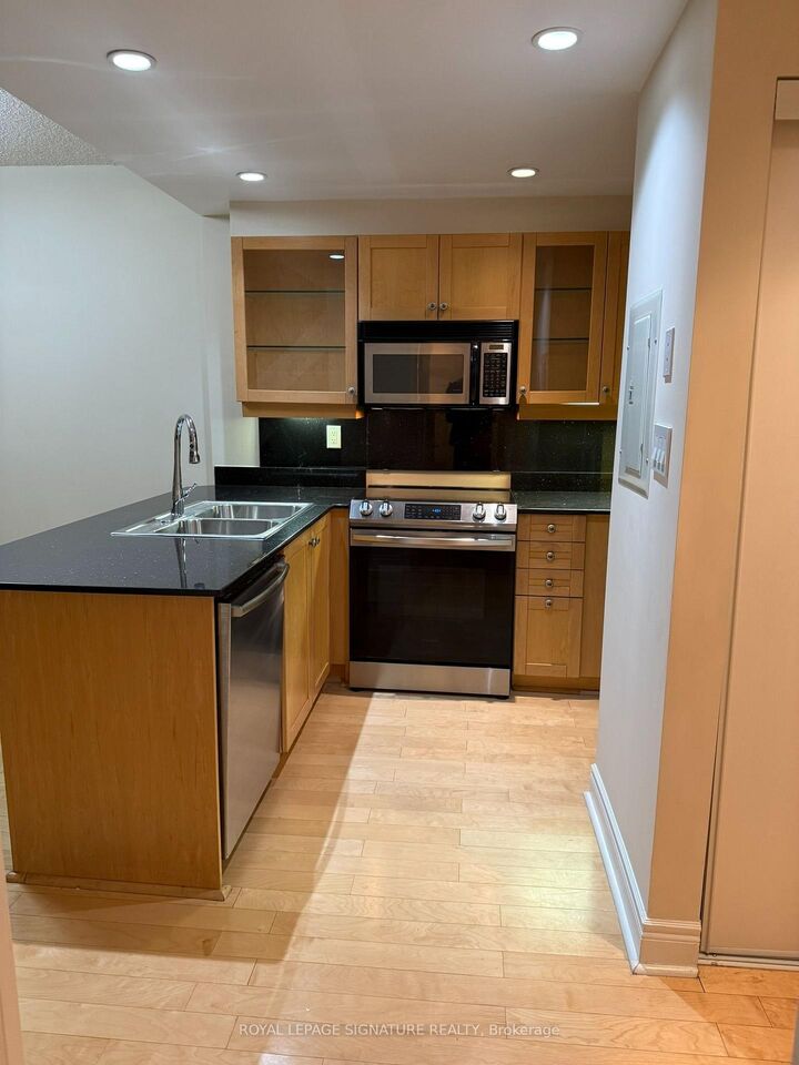 Property Photo:  80 Cumberland Street 1705  ON M5R 3N7 