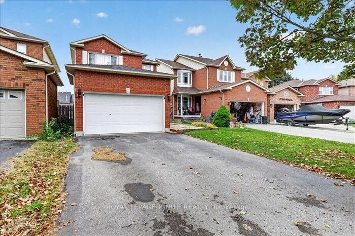 Property Photo:  8 Vail Meadows Crescent Upper  ON L1C 4T1 