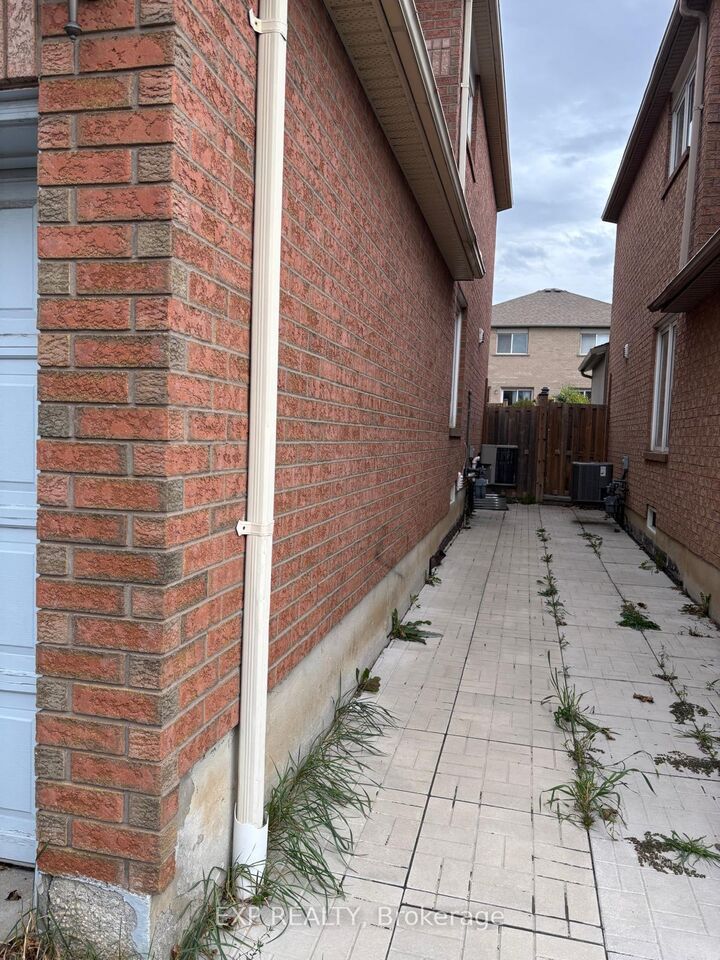 Property Photo:  5243 Heatherleigh Avenue Lower Level - Bsmnt Only  ON L5V 2A1 