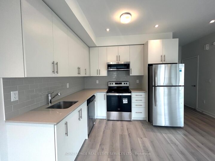 Property Photo:  3405 Ridgeway Drive 18  ON L5L 0B9 