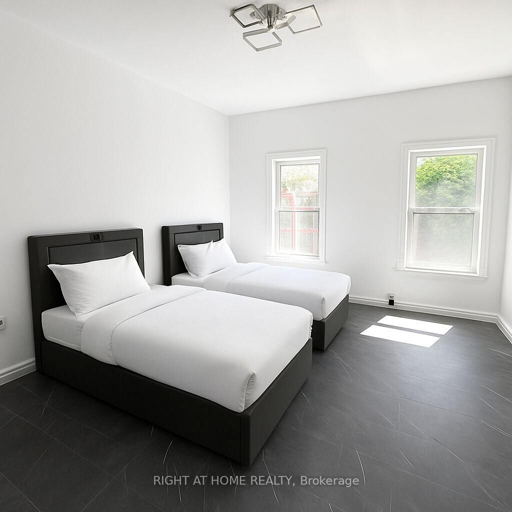 Property Photo:  198-200 Queen Street W 201  ON M5V 1Z2 