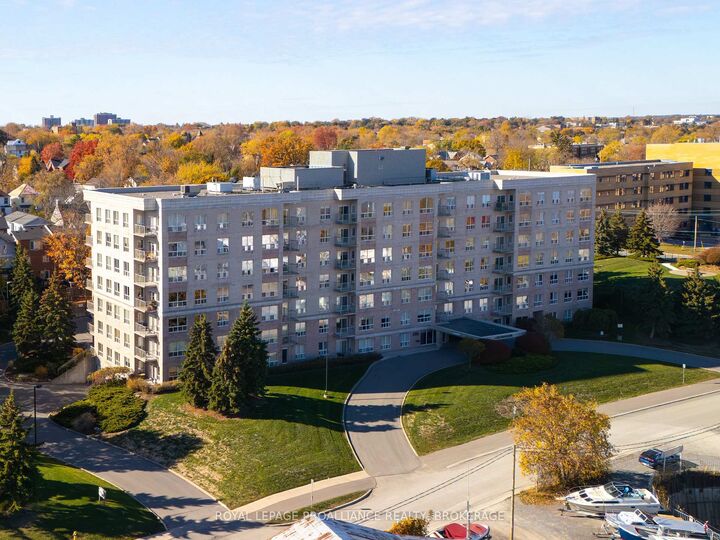 Property Photo:  350 Wellington Street 205  ON K7K 7J7 