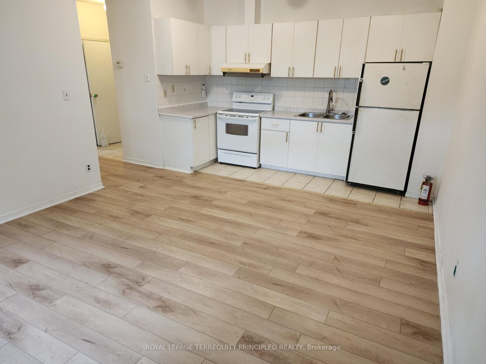 Property Photo:  1400 Queen Street W 3  ON M6K 1L7 