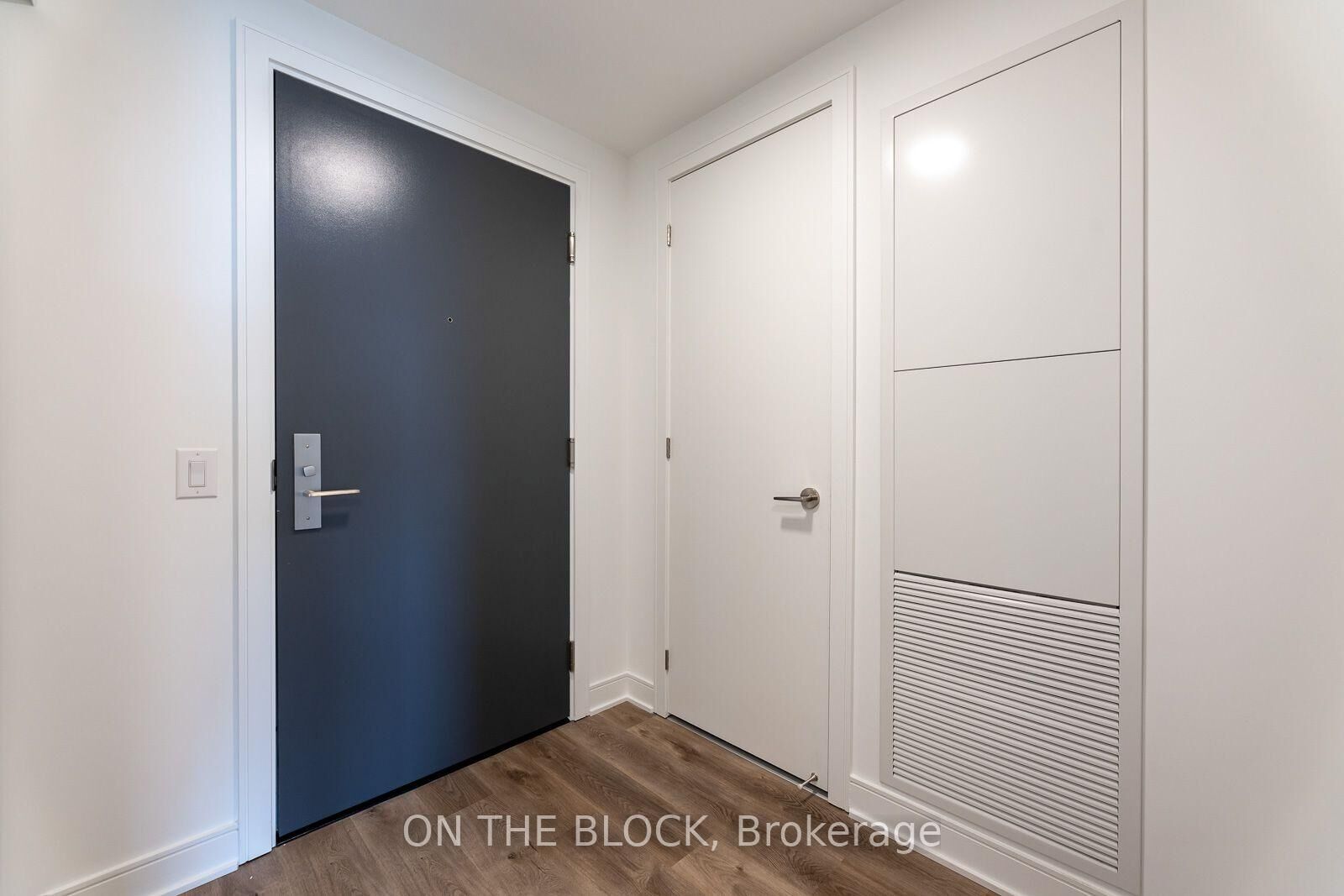 Property Photo:  86 Dundas Street E 913  ON L5A 1W4 