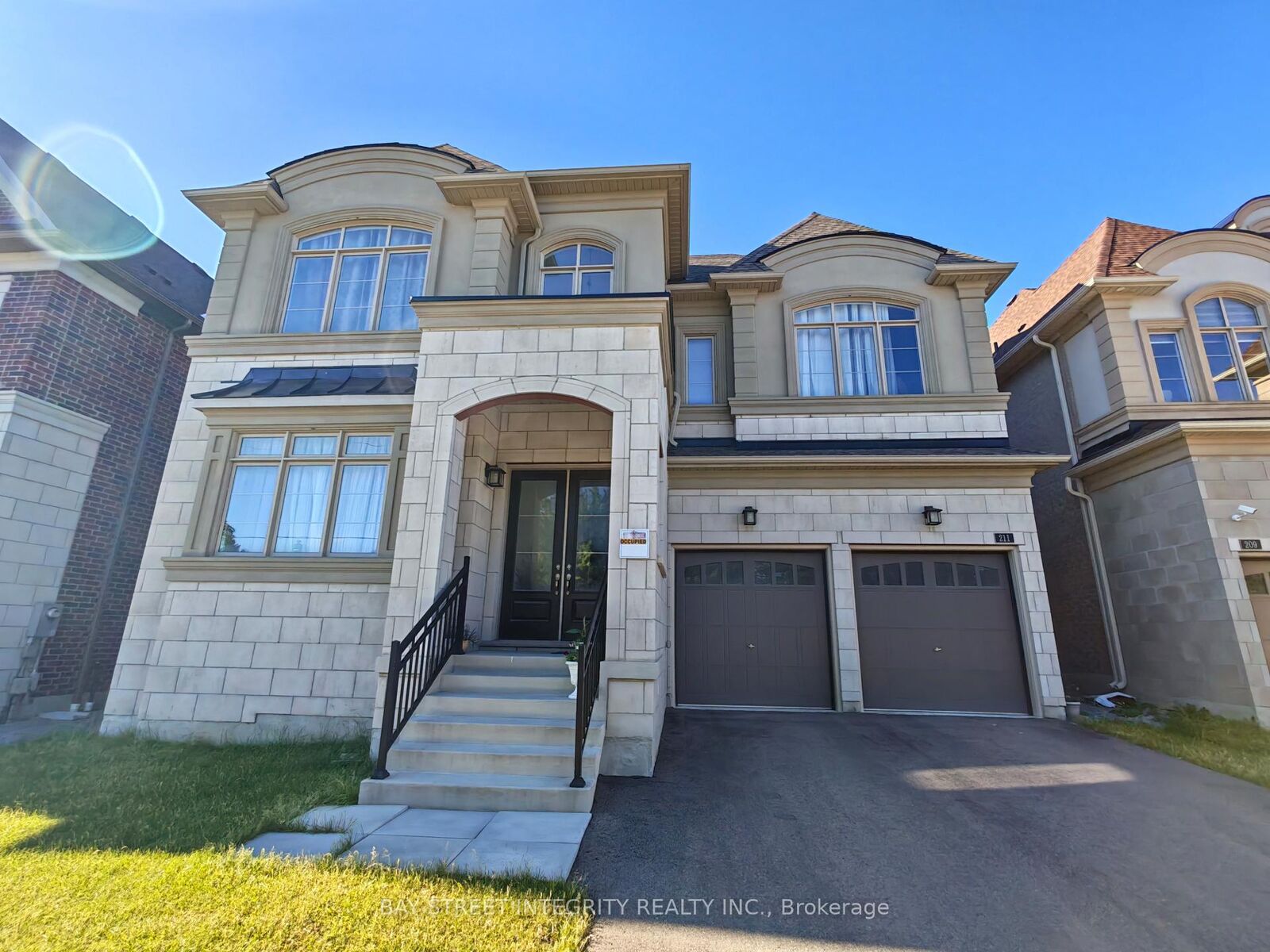 Property Photo:  211 Hillsview Drive  ON L4C 4L8 