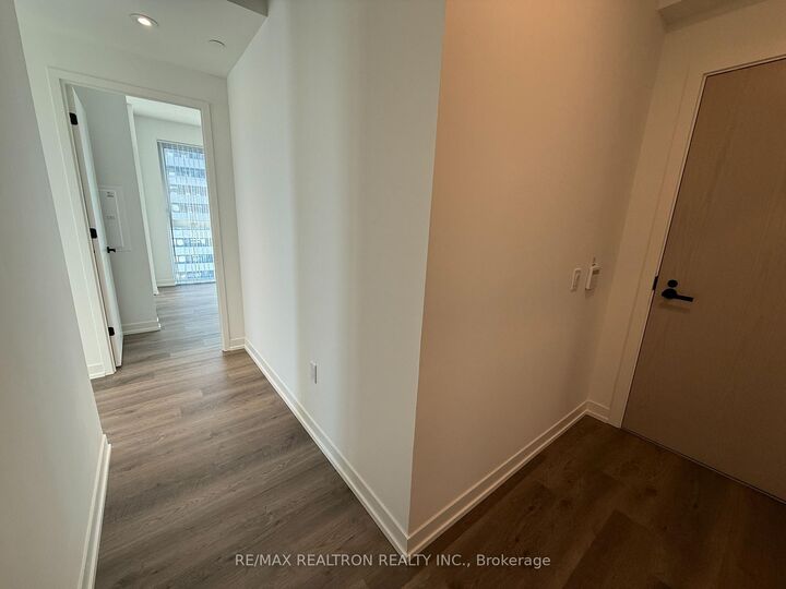 Property Photo:  8 Interchange Way 5212  ON L4K 5Z7 