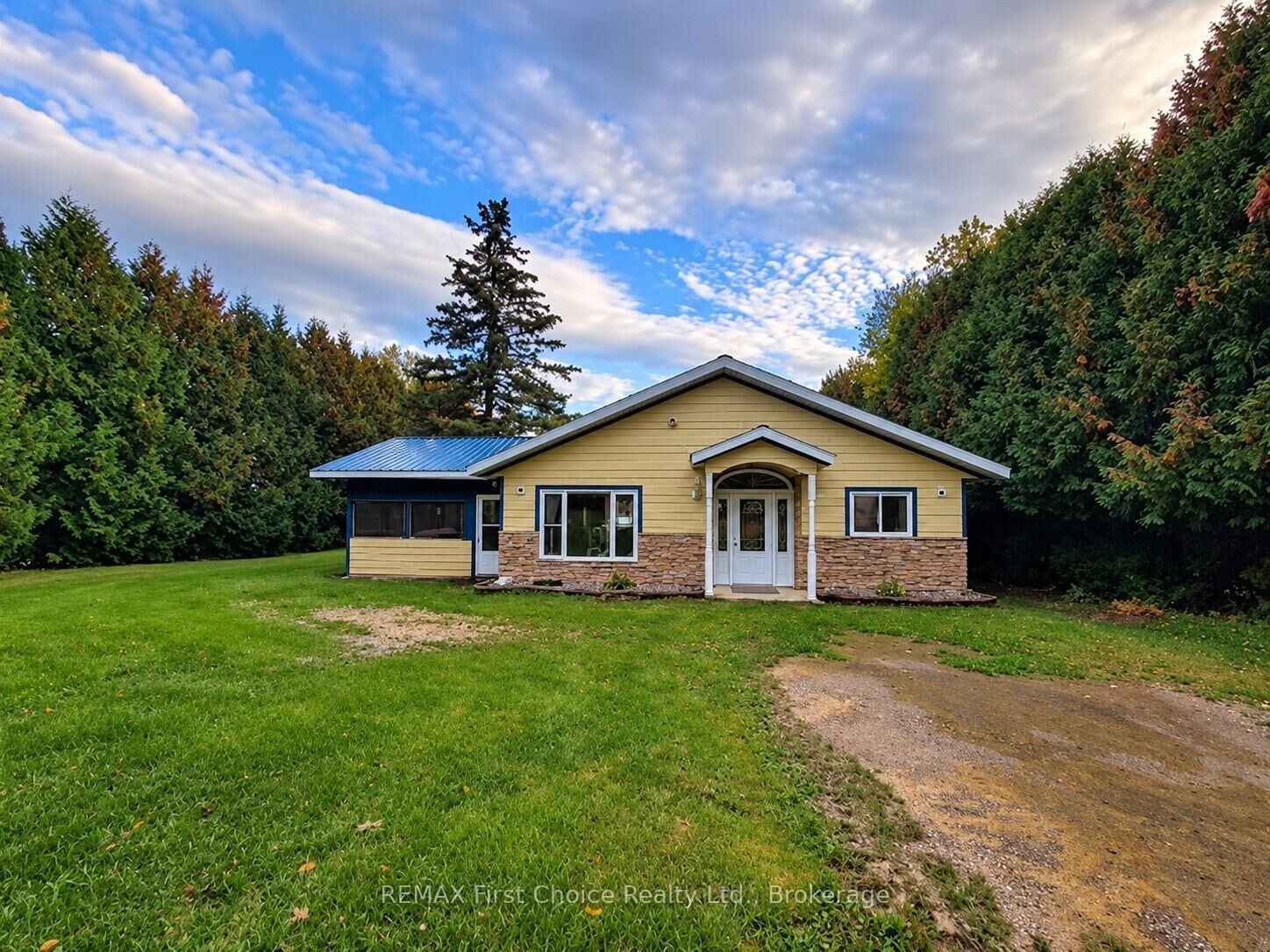 Property Photo:  702 River Avenue E  ON P0W 1L0 