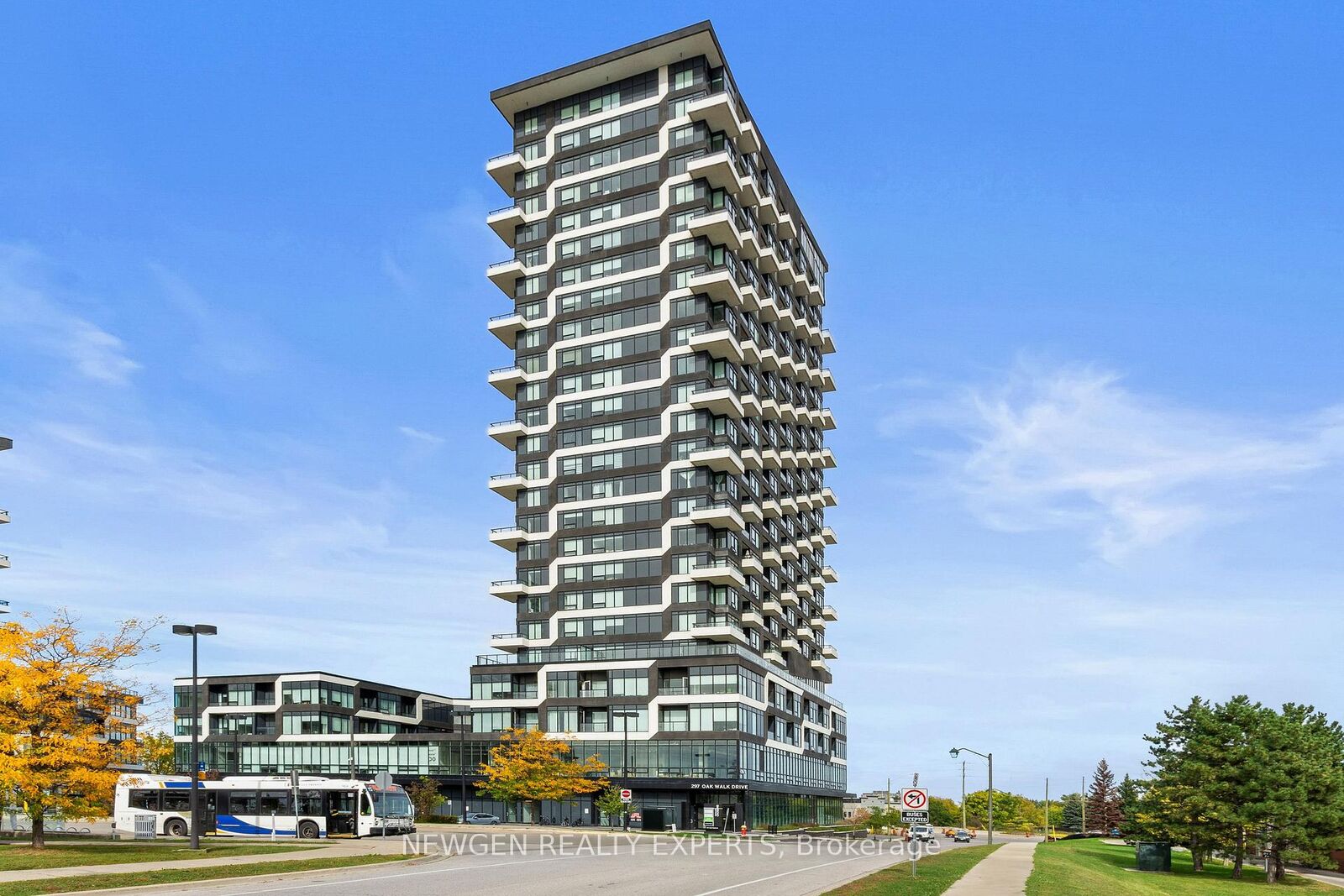 Property Photo:  297 Oak Walk Drive 2505  ON L6H 3R6 