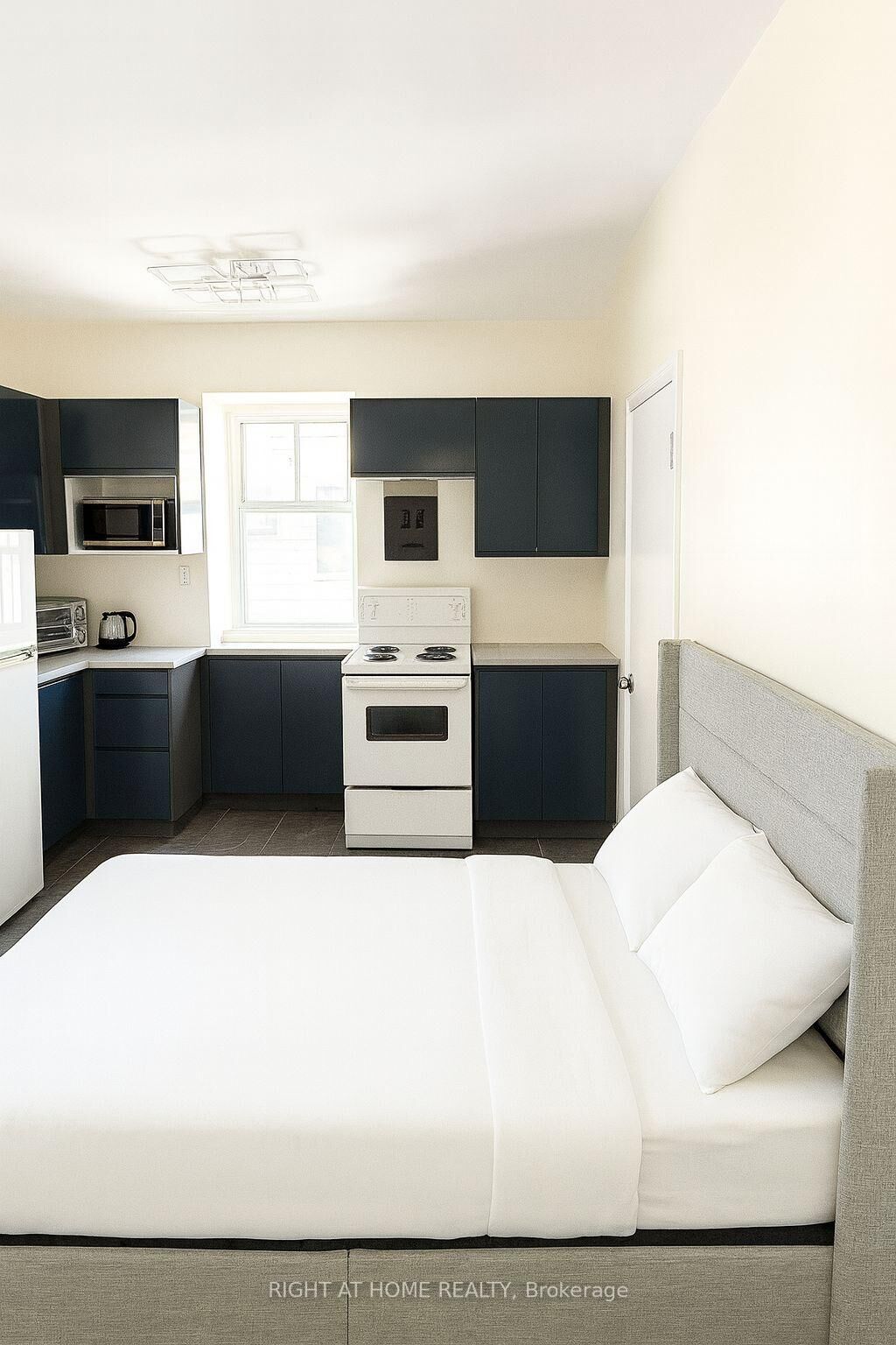 Property Photo:  198-200 Queen Street W 303  ON M5V 1Z2 
