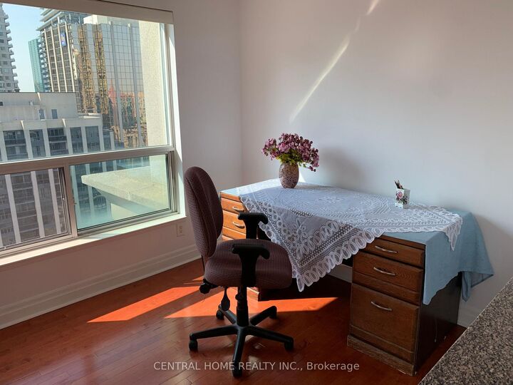 Property Photo:  21 Hillcrest Avenue 2203  ON M2N 7K2 