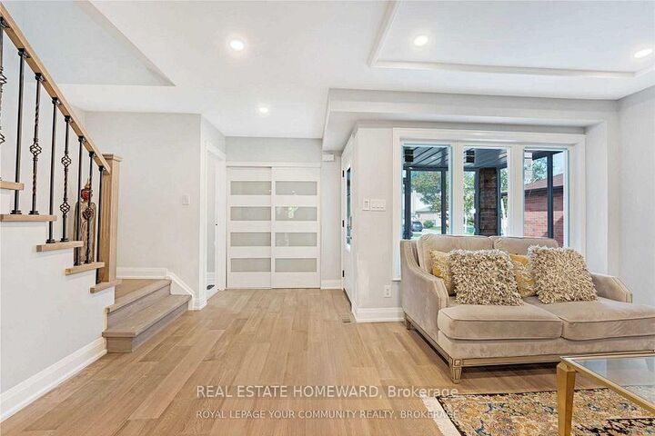 Property Photo:  129 Castle Rock Drive Main  ON L4C 6A1 