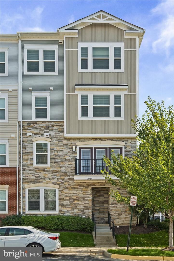 Property Photo:  24584 Rosebay Terrace  VA 20105 