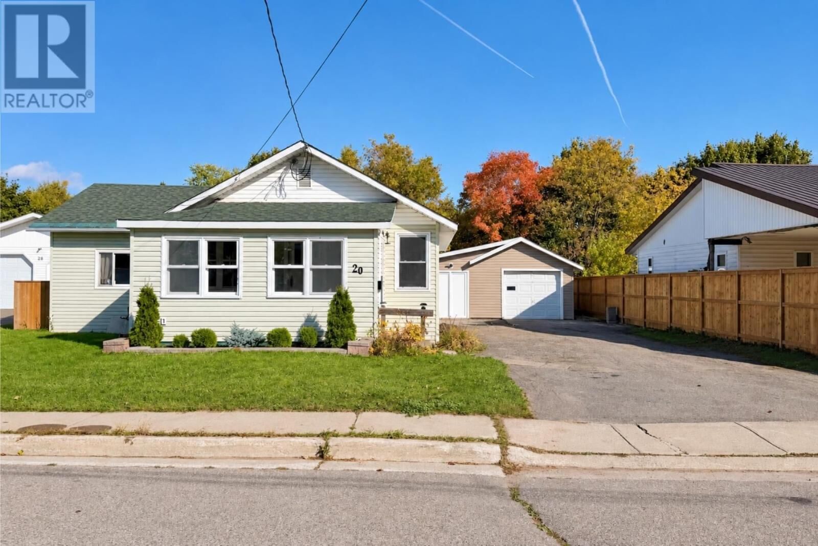 Property Photo:  20 Gladstone Ave S  ON P6B 2R6 