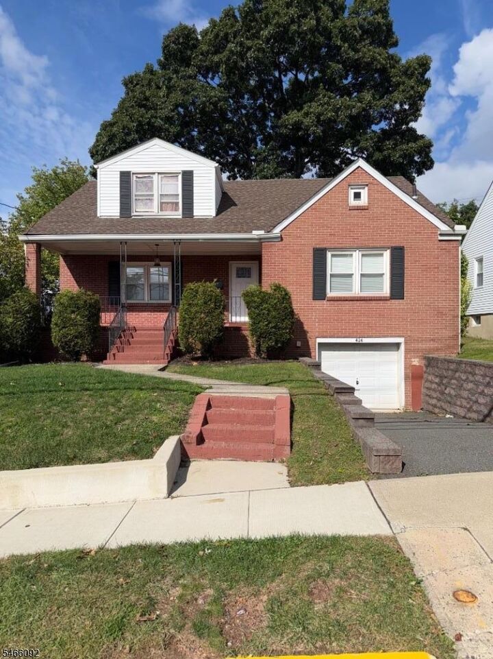 Property Photo:  424 Greylock Pkwy  NJ 07109 