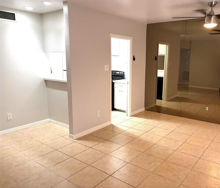 Property Photo:  2824 Briarhurst Drive 9  TX 77057 