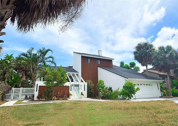 Property Photo:  807 2nd Avenue S  FL 33715 