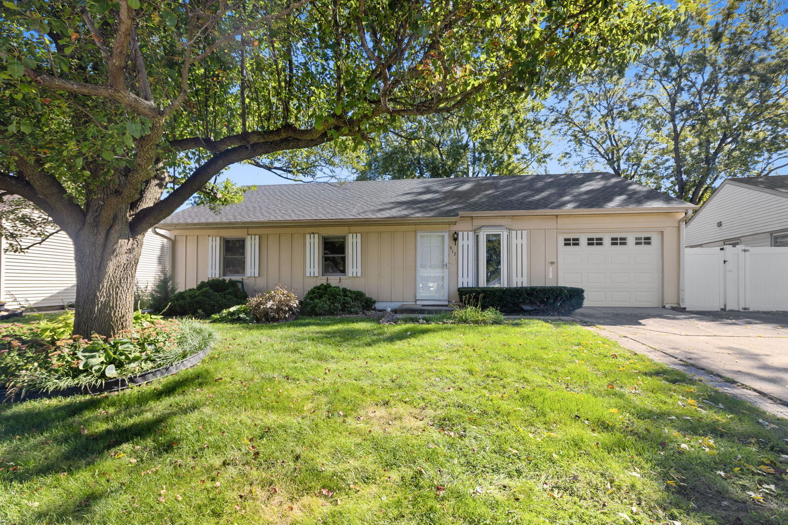Property Photo: 917 Sunnydale Boulevard IL 60107