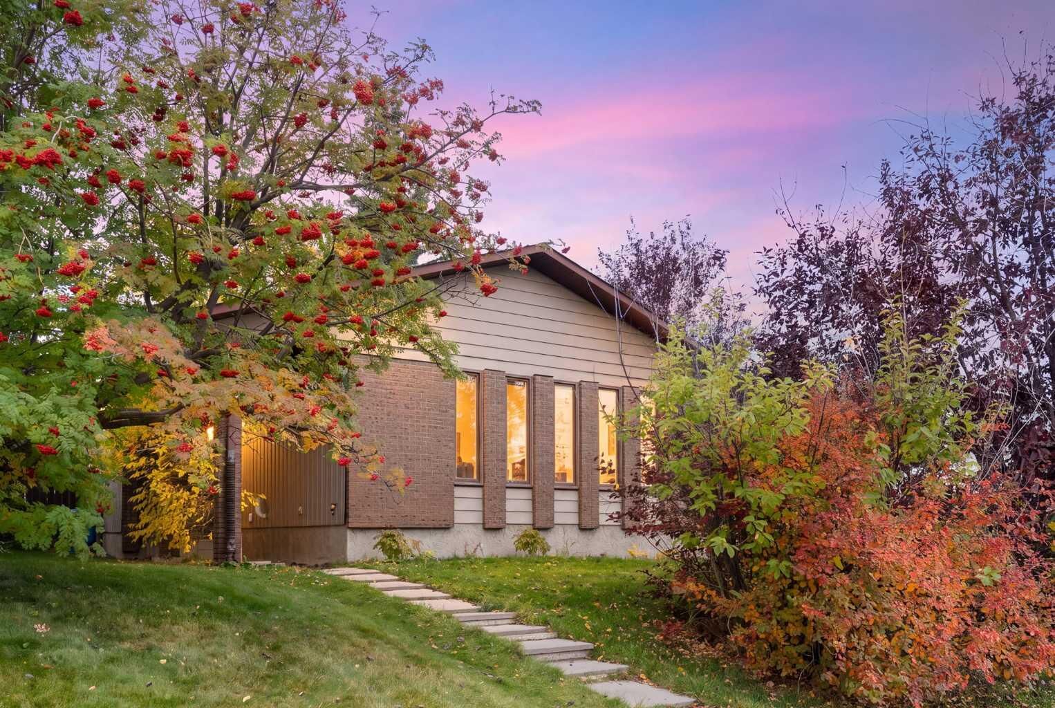 Property Photo: 107 Bermuda Close NW AB T3K 1G4