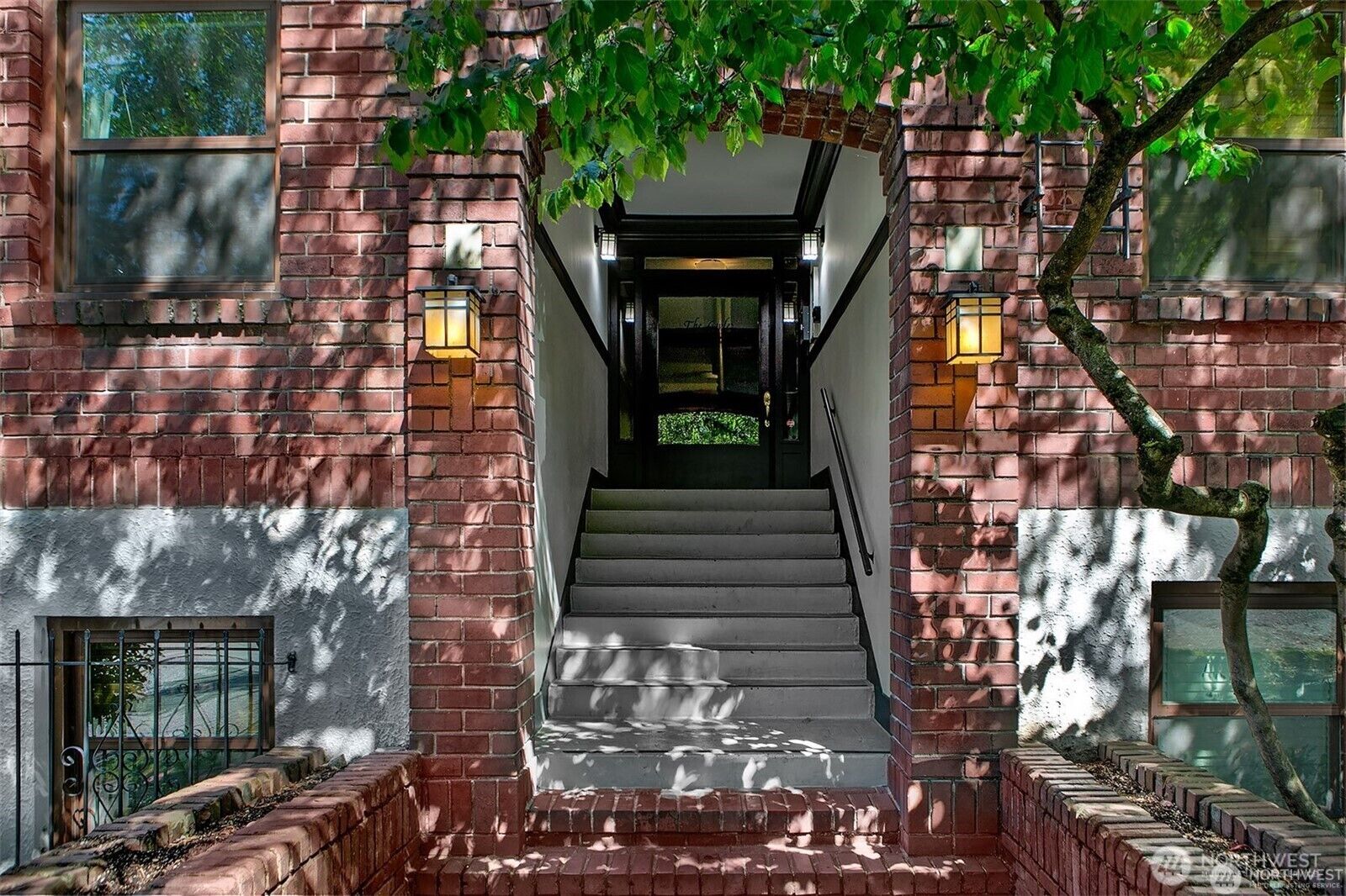 Property Photo:  516 E Thomas Street 102  WA 98102 
