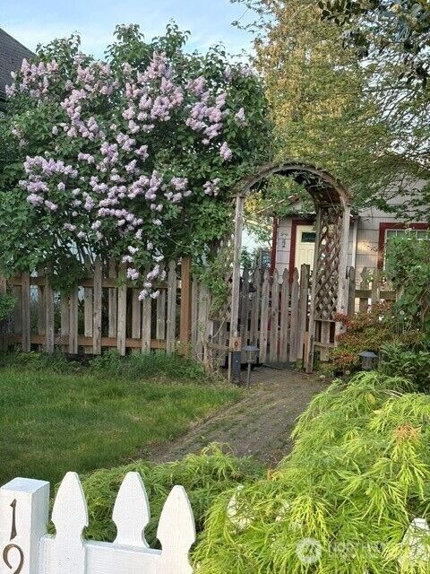 Property Photo:  1927  Wetmore Avenue  WA 98201 