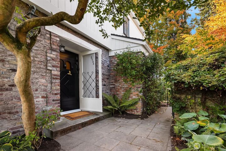 Property Photo: 3938 NE Belvoir Place WA 98105