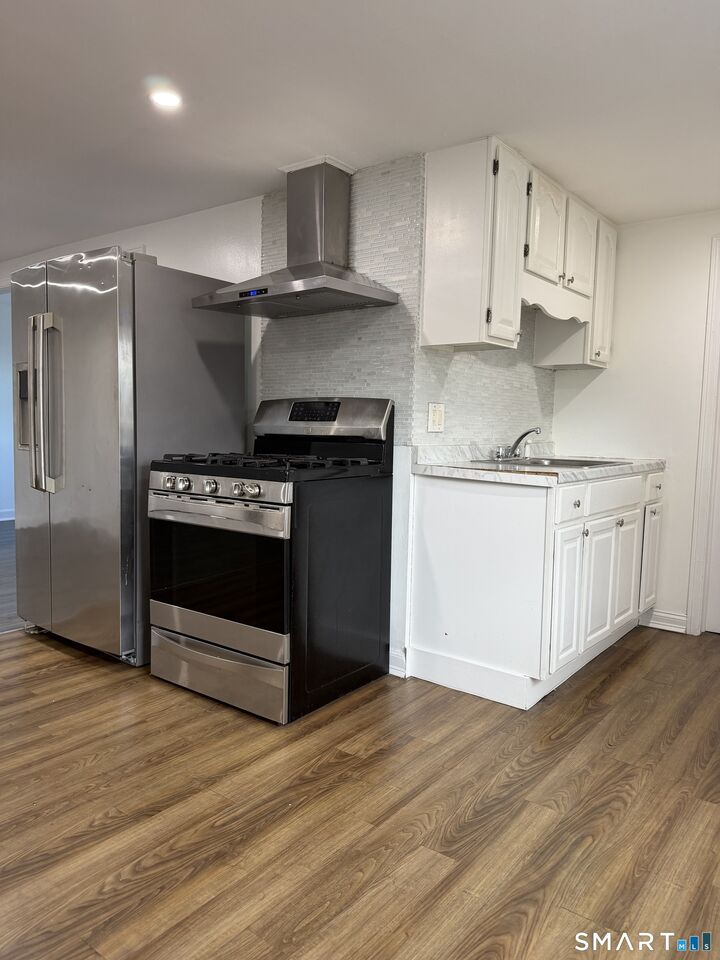 Property Photo:  68-70 Plymouth Street 68  CT 06114 