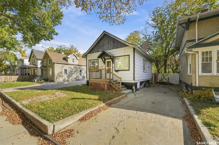 Property Photo:  1224 B Avenue N  SK S7L 1G3 