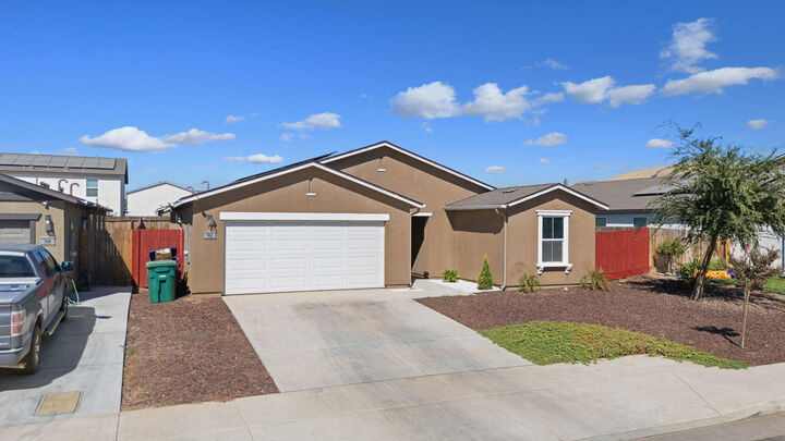 Property Photo: 562 W Greenwood Avenue CA 93286