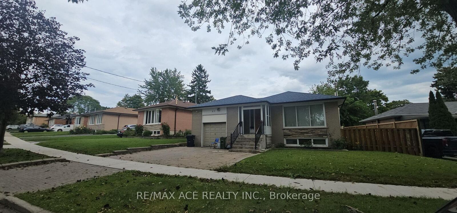 Property Photo: 87 Lynnbrook Drive Main ON M1H 2M9