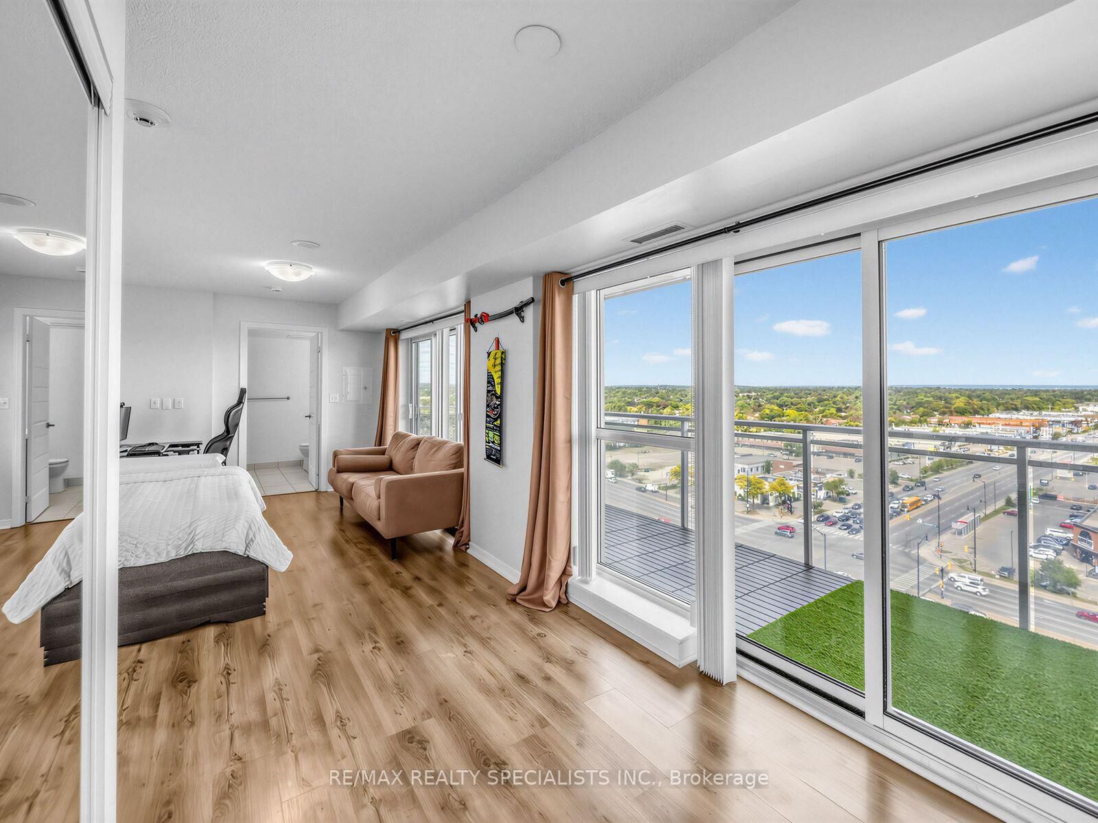 Property Photo:  215 Queen Street E 1501  ON L6W 0A9 