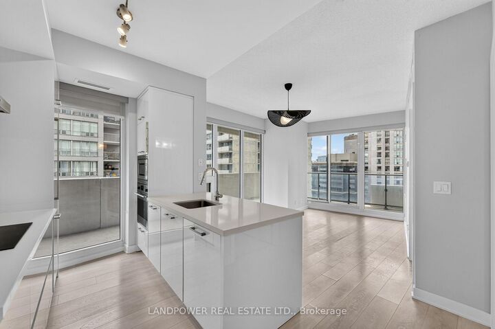 Property Photo:  2221 Yonge Street 803  ON M4S 0B8 