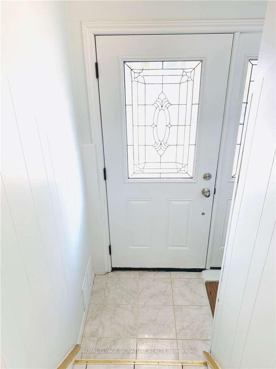 Property Photo:  94 Woodfern Drive Lower  ON M1K 2L5 