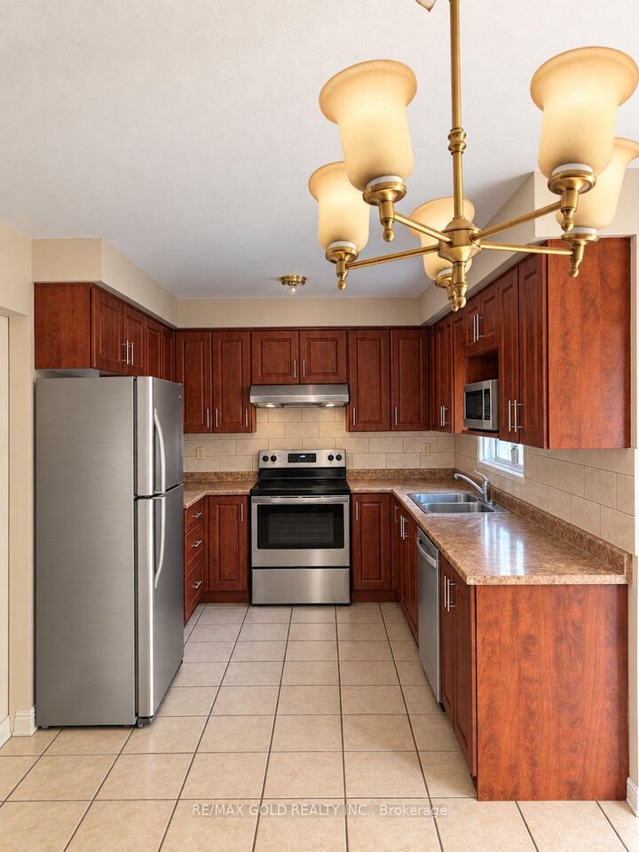 Property Photo:  46 Songsparrow Drive  ON L6Y 3Z7 