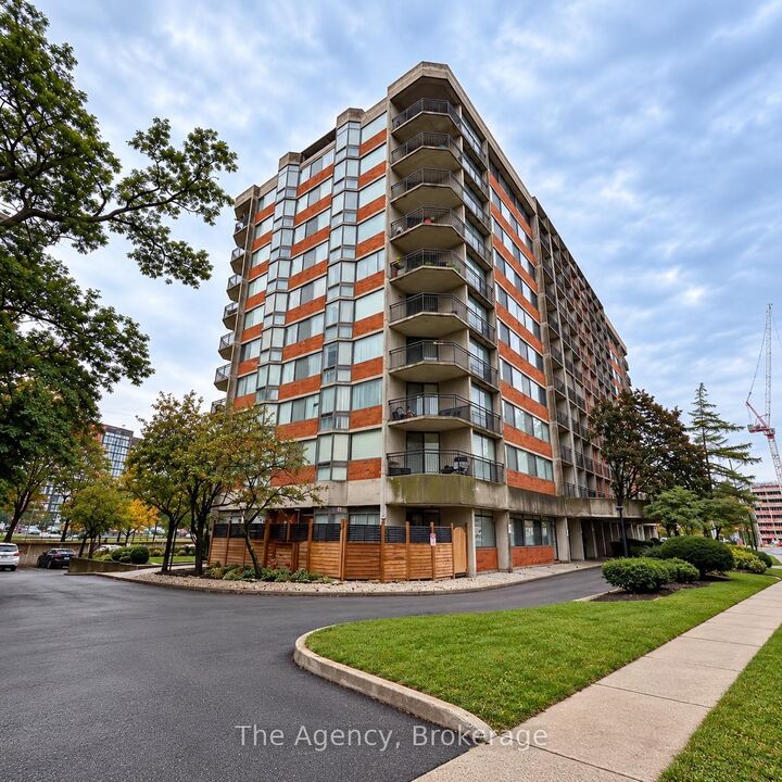 Property Photo:  2200 Sherobee Road 106  ON L5A 3Y3 
