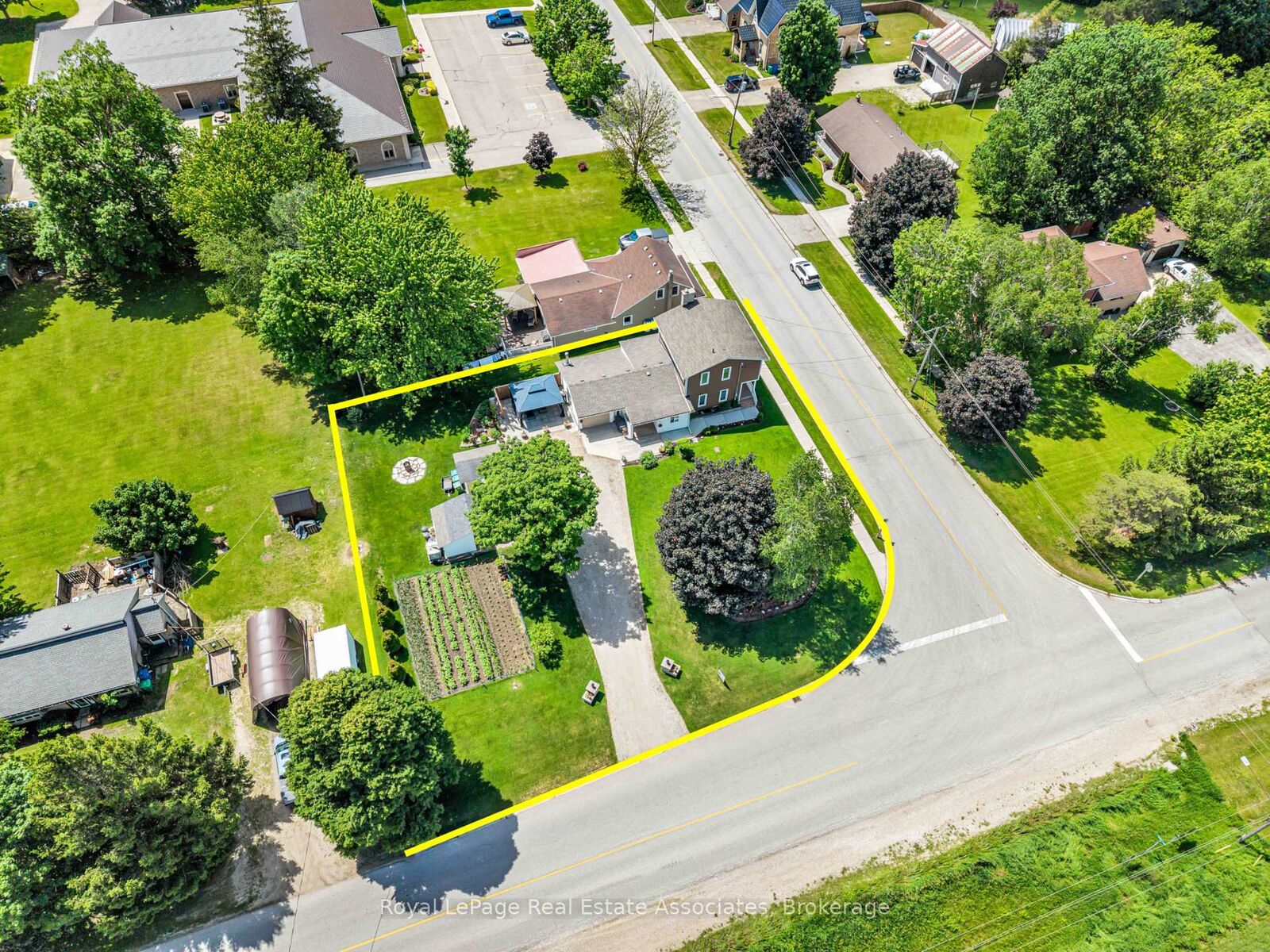 Property Photo:  117 Helena Street  ON N0G 1C0 