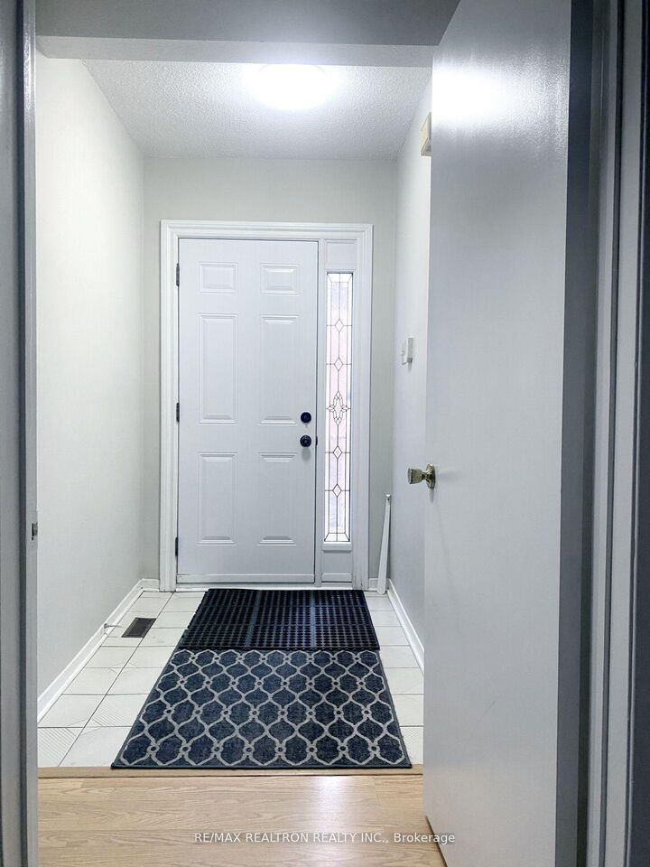 Property Photo:  208 Roxanne Crescent Lower  ON M1V 4G3 
