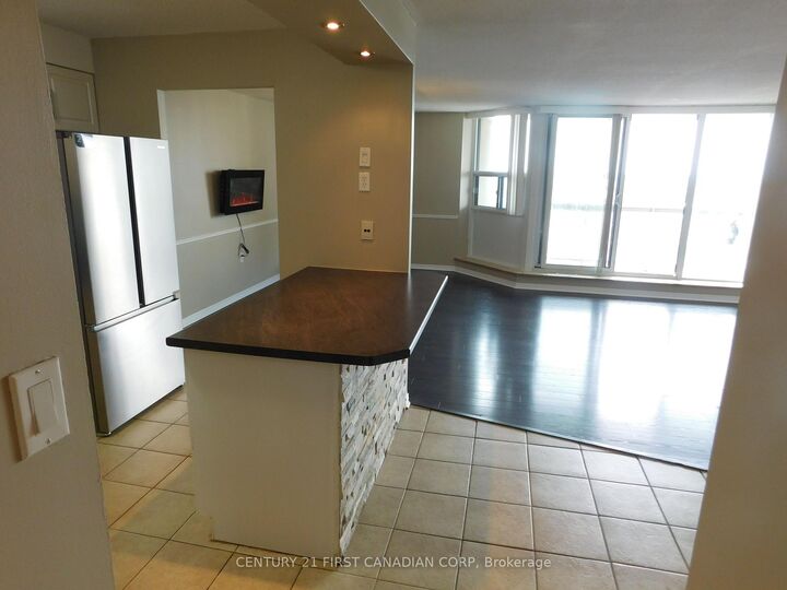 Property Photo:  323 Colborne Street 2004  ON N6B 3N8 