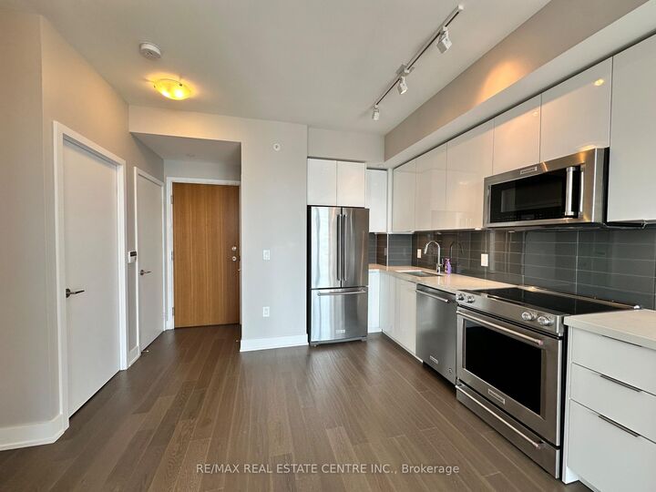 Property Photo:  30 Shore Breeze Drive 4911  ON M8V 0J1 