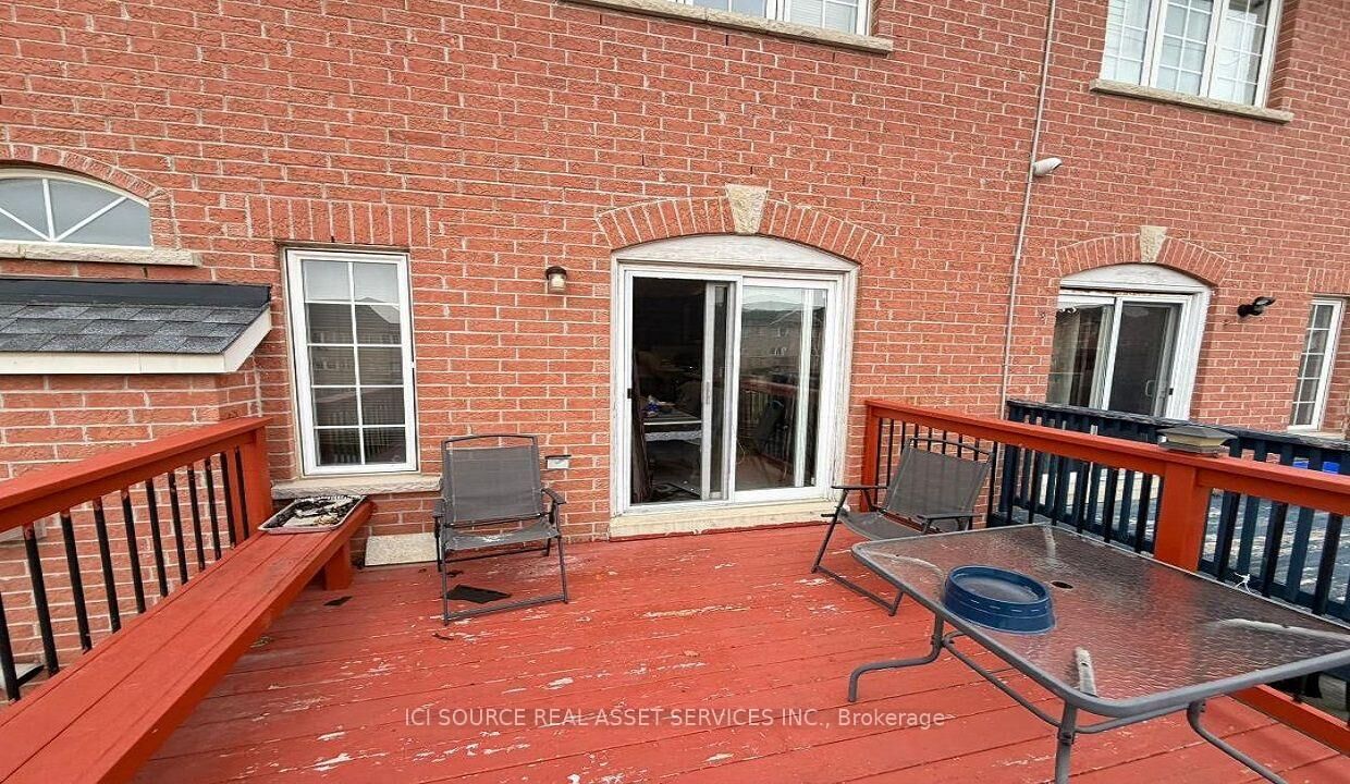 Property Photo:  26 Pefferlaw Circle Upper  ON L6Y 0K1 