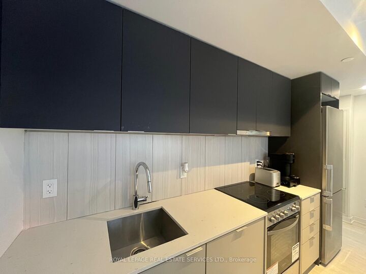 Property Photo:  8 Tippett Road 717  ON M3H 0E7 