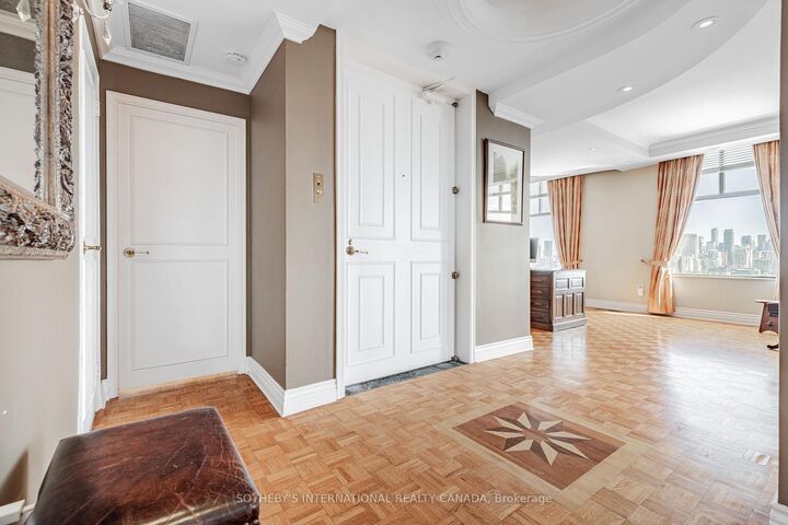 Property Photo:  423 Avenue Road 13  ON M4V 2H7 