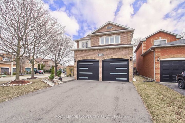 Property Photo:  6692 Meteor Court  ON L5N 7H9 