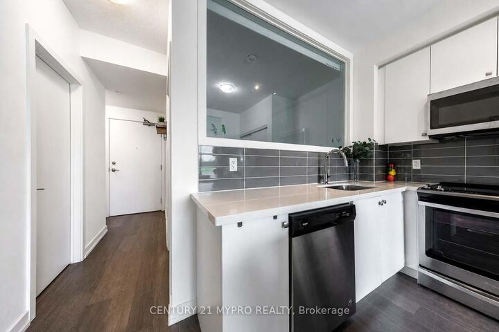 Property Photo:  555 William Graham Drive 320  ON L4G 3H9 