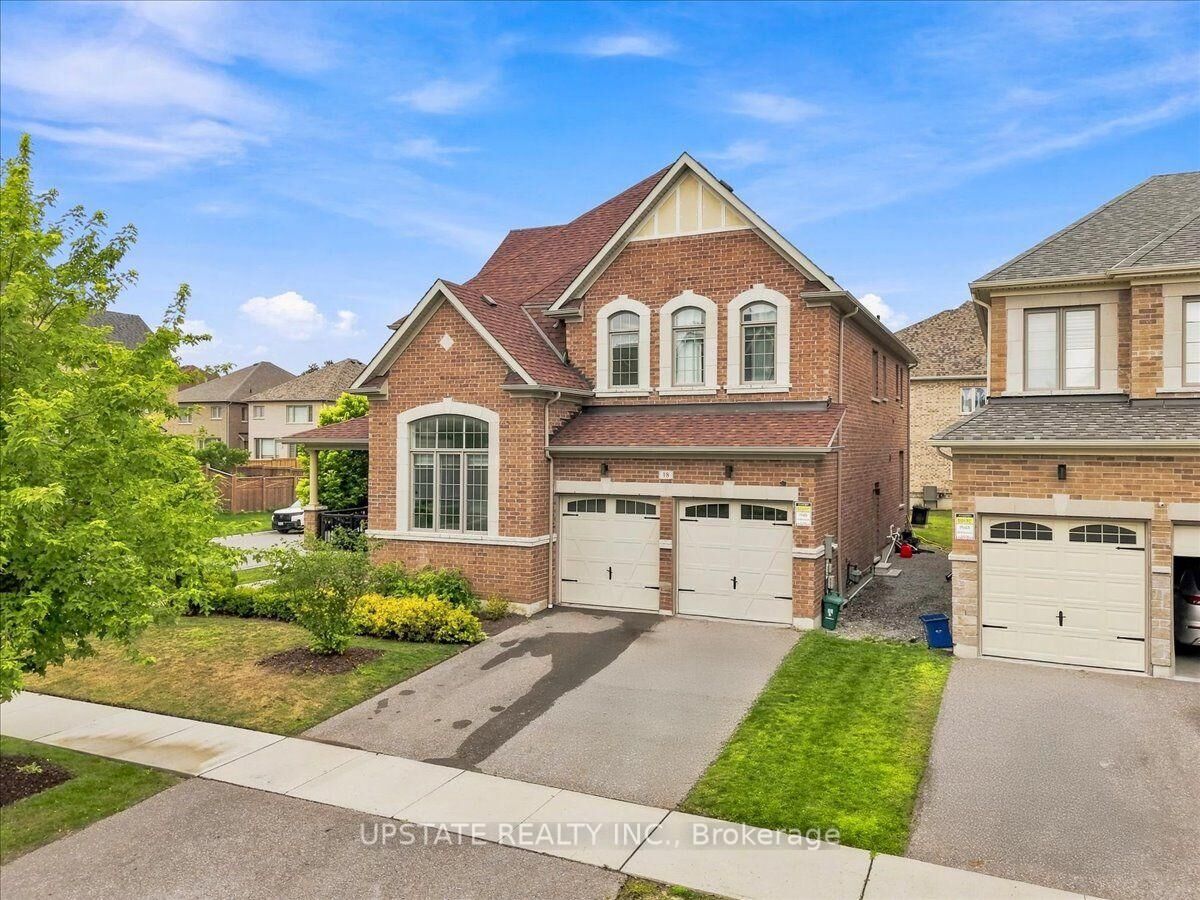 Property Photo:  18 Blenheim Circle  ON L1P 0E2 