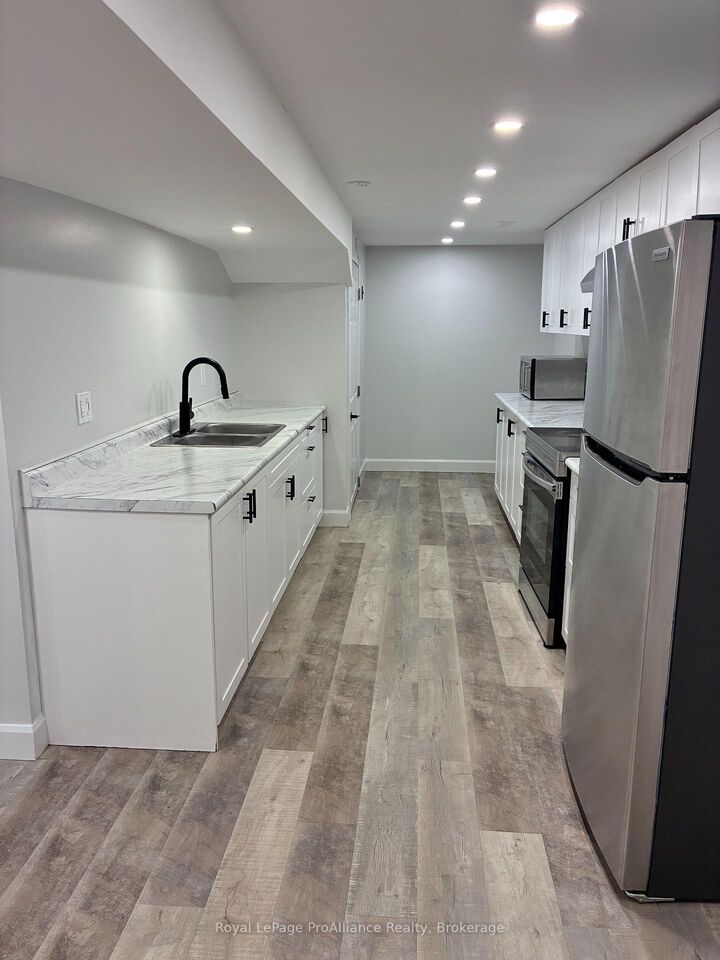 Property Photo:  44 North Park Gardens N/A B  ON K8P 2M3 