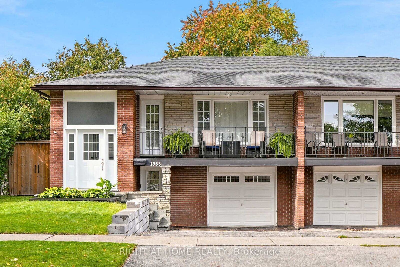 Property Photo:  1963 Carrera Lane  ON L5J 1C6 