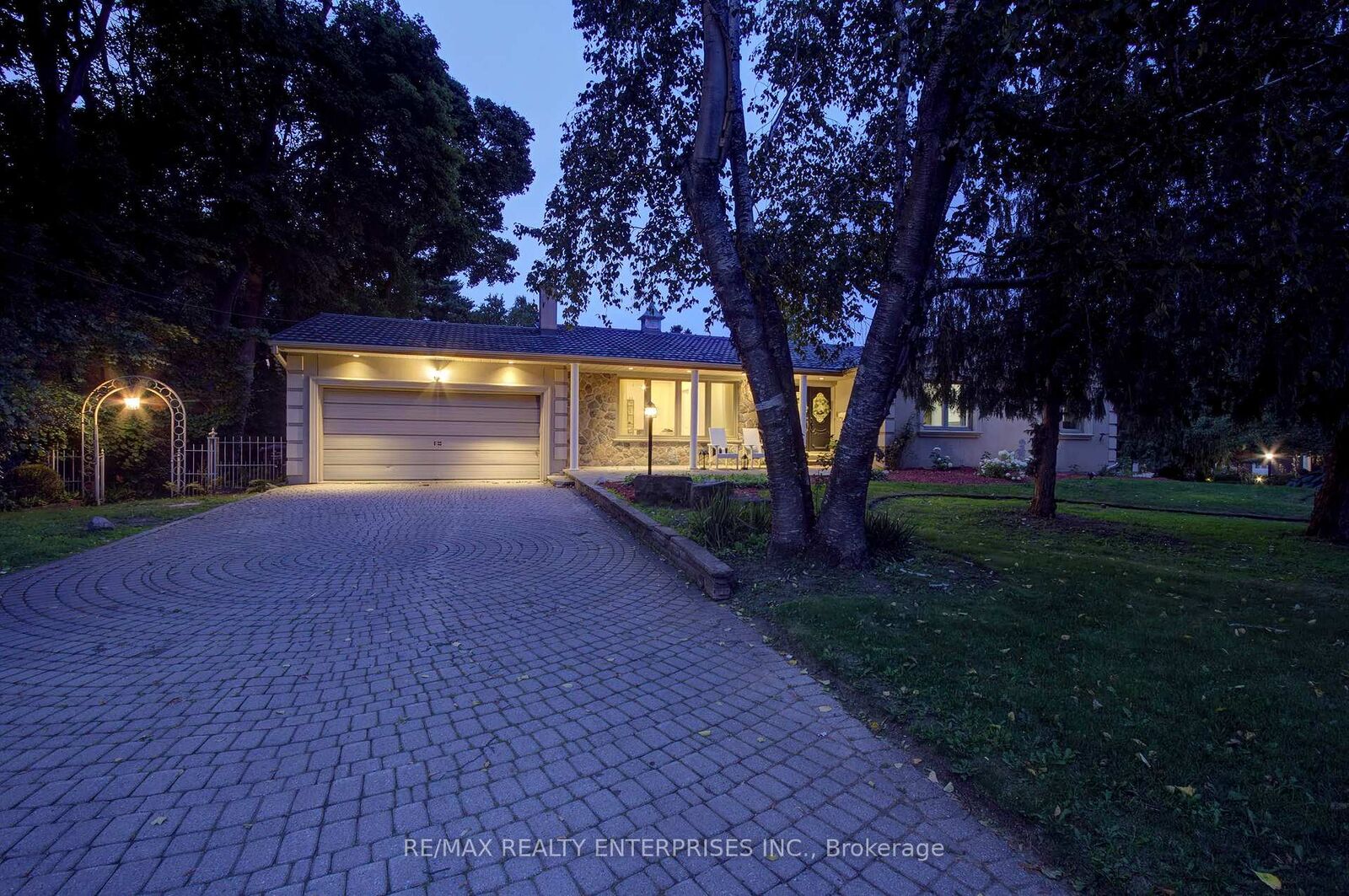 Property Photo:  551 Cochise Crescent  ON L5H 1Y3 