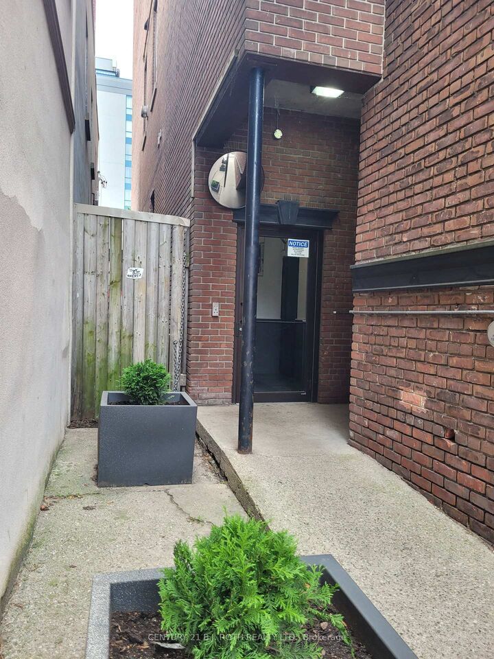 Property Photo:  19 Dunlop Street W 203  ON L4N 1A1 