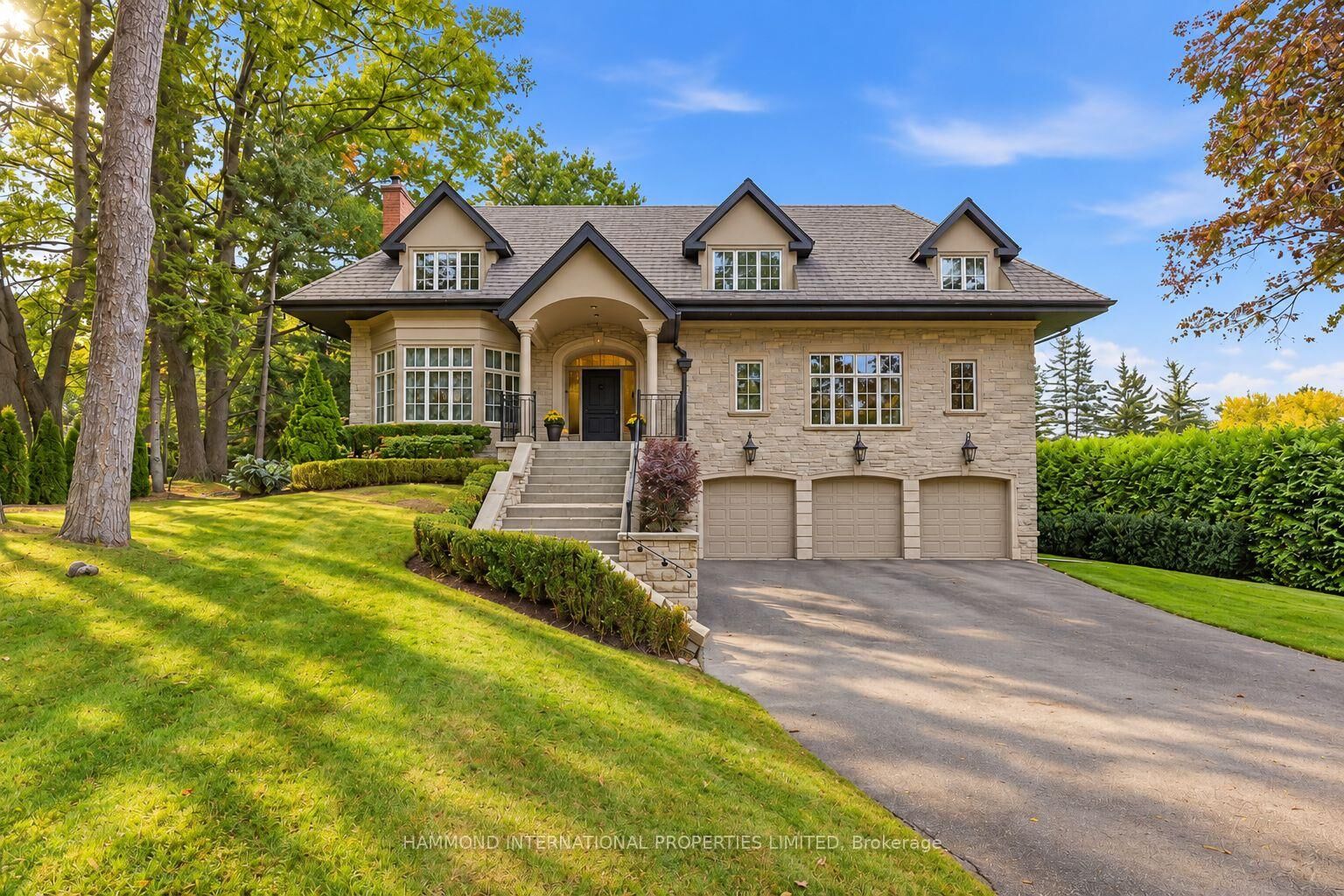 Property Photo:  8 Country Club Drive  ON M9A 3J4 